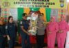 read news – Kapolres Sambangi dan berikan Bingkisan ke Personil Polres Bintan Kapolres dan Ketua Bhayangkari didampingi sejumlah Pejabat Utama Polres Bintan dan pengurus Bhayangkari, membawa bingkisan berupa sembako dan makanan siap santap, saat melakukan kunjungan ke pos mudik lebaran, Jum’at (5/4/2024). (Foto : abdi perdana - batamtv.com)