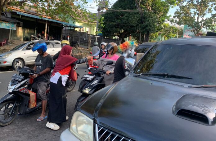 Komunitas Senam Nusantara (KSN) Kota Tanjungpinang menggelar program berbagi takjil yang tujuannya  selain  untuk bermanfaat bagi masyarakat, pembagian takjil sebagai bagian dari rangkaian kegiatan menyambut bulan Ramadan. Pada Sabtu (6/04/2024), (Foto : abdi perdana - batamtv.com)
