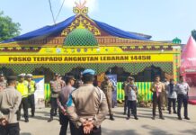 read news – Tingkatkan Kewaspadaan saat Berlalulintas Kapolres Bintan AKBP Riky Iswoyo, S.I.K., M.M melalui Kasi Humas Polres Bintan IPTU Misyamsu Alson mengatakan personel yang bertugas pada Pos terpadu ASDP Tanjung Uban dan Pos Pengamanan Bulang Linggi turun ke lokasi antrian untuk mengantisipasi terjadinya kemacetan.. (foto: abdi perdana - batamtv.com)