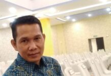 read news- Mantan Bupati Apri Sujadi Disambut Warga Seri Kuala Lobam Mantan Bupati Bintan Apri Sujadi disambut suka cita dan antusias oleh banyak kalangan dan elemen masyarakat di Kabupaten Bintan pada Senin (08/04) petang. (Foto : abdi perdana - batamtv.com)