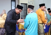 read news – Open House Idul Fitri di Kediaman Bupati Roby Kurniawan Bupati Bintan Roby Kurniawan terima ratusan tamu saat open house (Foto : abdi perdana - batamtv.com)