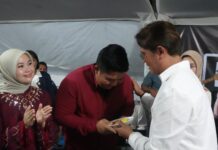 read news – Roby Kurniawan Sambangi Apri Sujadi di Kediamannya Bupati Bintan roby Kurniawa ( baju merah tua) tengah menyalami Apri Sujadi. (Foto : abdi perdana - batamtv.com)