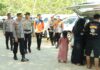 read news – Kesiapan Personel di Pos Pelayanan Pantai Trikora Kapolres Bintan AKBP Riky Iswoyo langsung melakukan patroli ke Pantai Trikora (Foto : abdi perdana - batamtv.com)