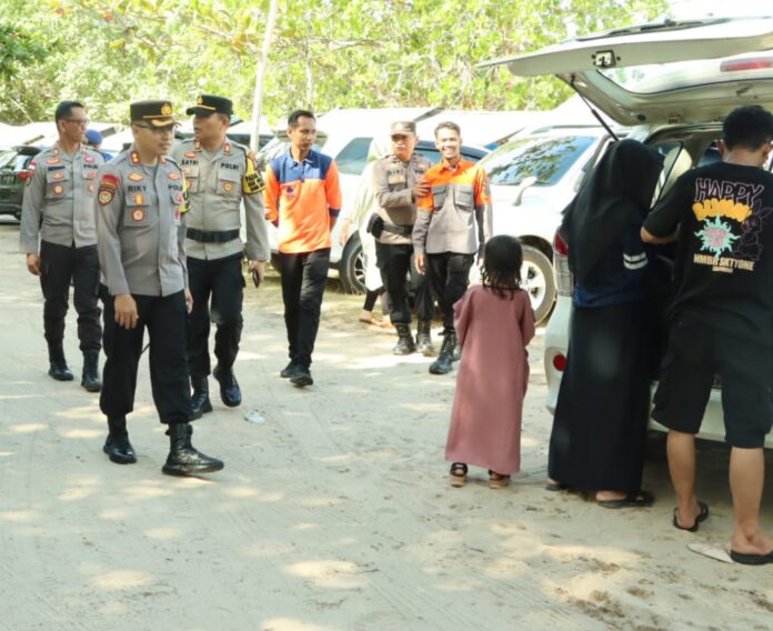 Kapolres Bintan AKBP Riky Iswoyo langsung melakukan patroli ke Pantai Trikora (Foto : abdi perdana - batamtv.com)