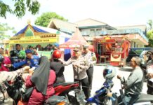 read news – Pasca Mudik Gratis, Polres Bintan Berikan Tiket Balik Gratis Warga bintan yang ingin balik gratis , mendapatkan tiket balik gratis dari Polres Bintan . (Foto : abdi perdana - batamtv.com)