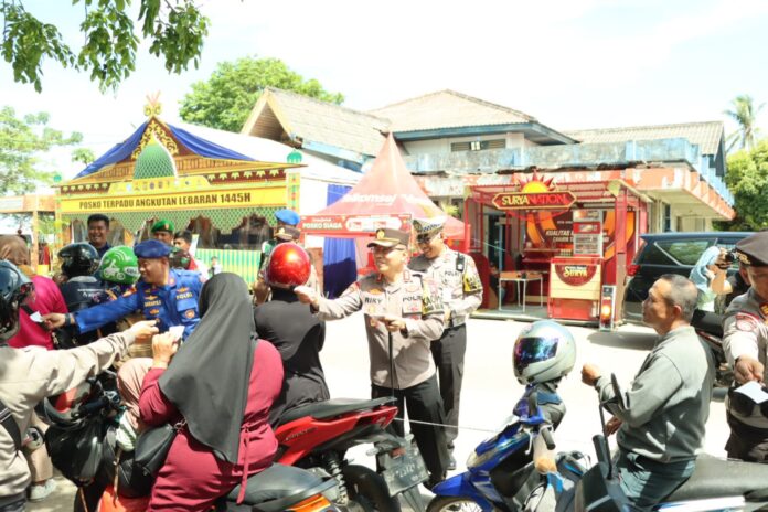 Warga bintan yang ingin balik gratis , mendapatkan tiket balik gratis dari Polres Bintan . (Foto : abdi perdana - batamtv.com)