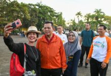 read news- Kemeriahan Reuni SMAN 2 Tanjungpinang Dihadiri Gubernur Gubernur kepri ansar Ahmad saat melepas peserta jalan santai di Reuni SMAN 2 Tanjungpinang. (Foto : dwi susilo - batamtv.com)