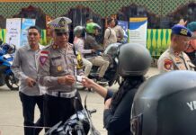 read news – Alhamdulillah Pemudik Bintan Dapat Tiket Balik ke Daerah Asal Kasat lantas AKP Khapandi (tengah) saat mendampingi Kapolres Bintan AKBP Riky Iswoyo yang tengah memimpin pemberian Tiket Balik di pelabuhan. (Foto : abdi perdana - batamtv.com)