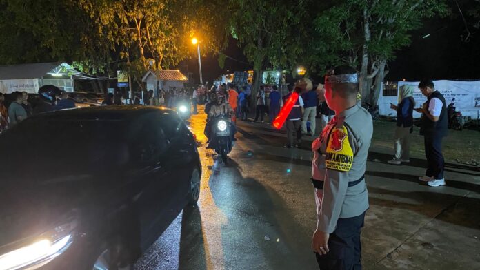 (Foto : abdi perdana - batamtv.com) Pos Pelayanan Terpadu ASDP Tanjung Uban memperlihatkan volume kendaraan yang akan berangkat dari Pelabuhan ASDP Tanjung Uban sangat ramai dan padat. (Foto : abdi perdana - batamtv.com)