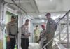 read news – Temuan Miras Botolan Diduga akan Diedarkan di Tambelan Kapolsek Tambelan Iptu Taufik menduga miras jenis arak ini diduga akan diedarkan ke Tambelan. (Foto : abdi perdana - batamtv.com)