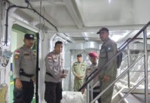 read news – Temuan Miras Botolan Diduga akan Diedarkan di Tambelan Kapolsek Tambelan Iptu Taufik menduga miras jenis arak ini diduga akan diedarkan ke Tambelan. (Foto : abdi perdana - batamtv.com)