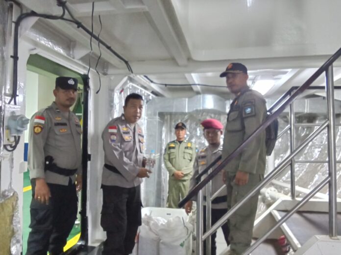 Kapolsek Tambelan Iptu Taufik menduga miras jenis arak ini diduga akan diedarkan ke Tambelan. (Foto : abdi perdana - batamtv.com)