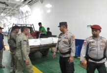 read news – Polres Bintan Amankan Miras Ilegal di Tambelan Upaya mengamankan miras ini seperti yang dilakukan oleh personil Pos Pengamanan Operasi Ketupat Seligi 2024 Polsek Tambelan, Minggu (14/4/2024). (Foto : abdi perdana -a batamtv.com)