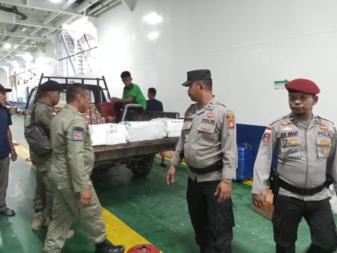 Upaya mengamankan miras ini seperti yang dilakukan oleh personil Pos Pengamanan Operasi Ketupat Seligi 2024 Polsek Tambelan, Minggu (14/4/2024). (Foto : abdi perdana -a batamtv.com)