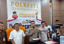 read news – Pelaku Penggelapan di Tanjungpinang Dibekuk Polisi Dua tersangka penyalahgunaan jabatan di PT Asli Gadai Sejahtera dibekuk polisi. Tersangka tersebut adalah D.O.T (33), yang menjabat sebagai Kepala Cabang, dan T.S (31), seorang security perusahaan (baju oranye) Foto ; abdi perdana - batamtv.com).