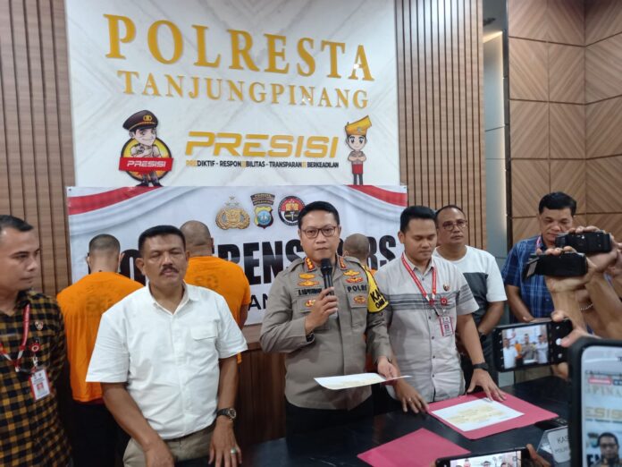 Dua tersangka penyalahgunaan jabatan di PT Asli Gadai Sejahtera dibekuk polisi. Tersangka tersebut adalah D.O.T (33), yang menjabat sebagai Kepala Cabang, dan T.S (31), seorang security perusahaan (baju oranye) Foto ; abdi perdana - batamtv.com).