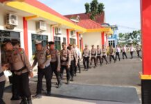 read news – Polres Bintan melaksanakan Upacara Hari Kesadaran Nasional Kasi Humas Polres Bintan Iptu Alson. mengatakan bahwa hari ini Polres Bintan melaksanakan Upacara hari Kesadaran Nasional bulan April 2024. Waktunya bertepatan dengan hari apel jam pimpinan yang setiap minggu dipimpin oleh Kapolres Bintan yaitu hari setiap hari Rabu. (Foto : abdiperdana - batamtv,com)