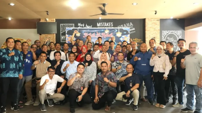 Ketua KONI Batam, Rani Rafitriyani (tengah,jilbab hitam) mengatakan, agenda ini bertujuan untuk meningkatkan tali silaturahmi antar pengurus. Rani  mengapresiasi kerja keras atlet yang berhasil lolos ke PON 2024. Mengingat, 80 persen dari 112 atlet lolos PON berasal dari Batam. (foto : abyaqsa ramadan - batamtv.com)