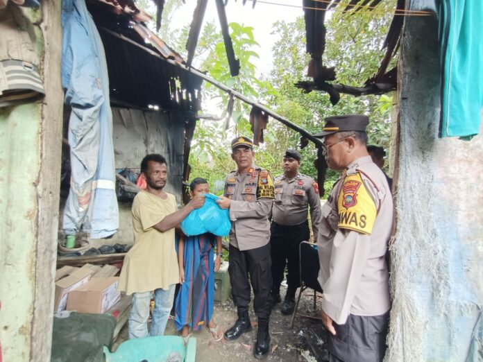 (Foto : abdi perdana - batamtv.com) Kapolsek Bintan Timur AKP Rugianto (tengah) saat memberikan bantuan ini turut prihatin atas kondisi yang dialami salah satu warga di sana bernama Sri Hariyanto. (Foto : abdi perdana - batamtv.com)