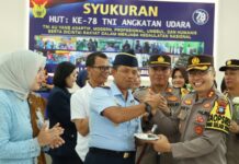 read news – Kapolres Bintan Harap Silaturahmi dengan dengan TNI AU Tetap Harmonis Kedatangan kapolres Bintan beserta rombongan disambut hangat oleh komandan pangkalan udara TNI-AU RHF Tanjung Pinang Kolonel Pnb Andi Nur Abadi, ST, M.M dan para prajurit TNI-AU. (Foto : abdi perdana - batamtv.com)