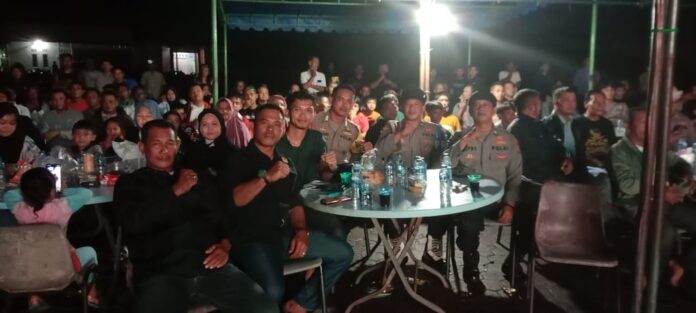 Nonton Bareng diikuti Kapolsek dabo singkep IPTU Rohandi P,Tambunan,S,P,M,A,P, bersama Anggotanya guna meningkatkan rasa kekeluargaan dan kebersamaan antar personel, (Foto : abdi perdana - batamtv.com)