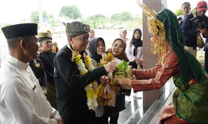 (Foto : abdi perdana - batamtv.com) Setda Prov Adi Prihantara (kiri) menyambut kedatangan Kajati Kepri baru Teguh Subroto SH MH di bandara RHF. (Foto : abdi perdana - batamtv.com)