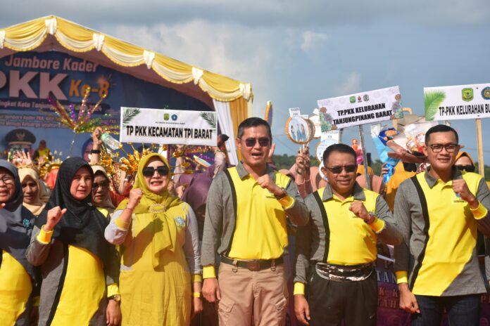 (Foto : dwi susilo - batamtv.com) Laporan Ketua Panitia Jambore PKK Kota Tanjungpinang, Emi Trimasrura kepada setdako Zulhidayat bahwa Tim Penggerak PKK Kota Tanjungpinang mengatakan kegiatan diikuti oleh seluruh Kader PKK se Kota Tanjungpinang dari tiap kelurahan dan kecamatan. (Foto : dwi susilo - batamtv.com)