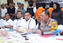 read news – Kapolda Kepri Irjen Pol Drs Yan Fitri Halimansyah Pimpin Konferensi Pers Kapolda Kepri Irjen Pol Drs Yan Fitri Halimansyah MH saat memimpin konferensi pers di lobby Mapolda Kepri, Selasa (2/4/2024). (Foto : abdi muhammad amin - batatv.com)