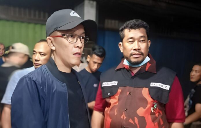 Penjabat (Pj.) Wali Kota Tanjungpinang, Hasan, beserta Kapolresta Tanjungpinang dan Kepala Badan Penanggulangan Bencana Daerah (BPBD) Kota Tanjungpinang langsung turun ke lokasi kejadian di Pasar KUD Tanjungpinang untuk meninjau kondisi terkini. (Foto : abdi perdana - batamtv.com)
