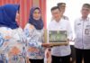 rwad news – Warga Tanjungpinang Barat Terima Bantuan Sembako Penjabat (P.j) Wali Kota Tanjungpinang, Hasan,S.Sos secara simbolis membagikan bantuan paket sembako di Kantor Kecamatan Tanjungpinang Barat didampingi oleh Asisten I Thamrin Dahlan. (Foto : dwi susilo - batamtv.com)