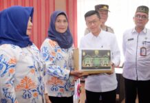 rwad news – Warga Tanjungpinang Barat Terima Bantuan Sembako Penjabat (P.j) Wali Kota Tanjungpinang, Hasan,S.Sos secara simbolis membagikan bantuan paket sembako di Kantor Kecamatan Tanjungpinang Barat didampingi oleh Asisten I Thamrin Dahlan. (Foto : dwi susilo - batamtv.com)