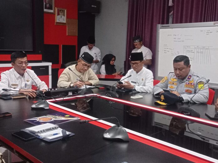 (Foto: dwi susilo - batamtv.com) Penjabat (P.j) Wali Kota Tanjungpinang, Hasan,S.Sos meminta kepala OPD untuk menjalankan fungsi koordinasi dan integrasi yang efektif agar roda pemerintahan tetap berjalan meskipun akan memasuki fase libur panjang. (Foto: dwi susilo - batamtv.com)