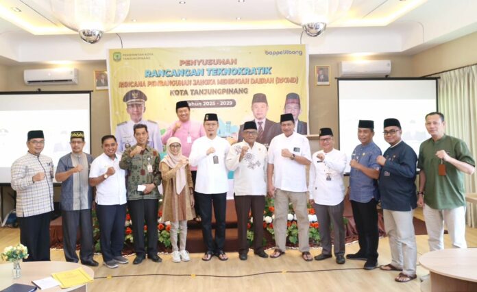 Sekretaris Daerah Kota Tanjungpinang, Zulhidayat, S.Hut membuka kegiatan Penyusunan Rancangan Teknokratik ‘Rencana Pembangunan Jangka Menengah Daerah’ (RPJMD) kota Tanjungpinang Tahun 2025 - 2029 di Royal Room Alltrue Hotel, Senin (1/4/2024). (Foto : dwi susilo - batamtv.com )