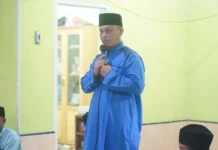 read news – Bupati Lingga isi Safari Ramadan di Masjid Al Hikmah Bupati Lingga M. Nizar melaksanakan Safari Ramadhan di Masjid Al Hikmah Desa Pelakak, Kecamatan Singkep Pesisir, Kabupaten Lingga. (Foto : abdi perdana - batamtv.com )