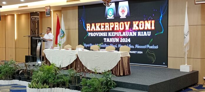 Ketua Umum KONI Kepri Usep RS saat memberikan sambutan dalam Rakerprov KONI Kepri 2024. (Foto : muhammad amin - batamtv.com)