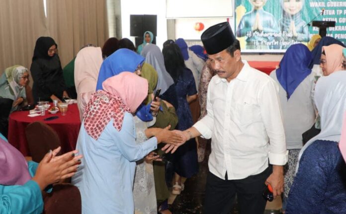 Wagub Kepri Malrin Agustina dan Walikota Batam HM Rudi saat berhalal bihalal dengan tim penggerak PKK . (Foto : muhammad amin - batamtv.com)