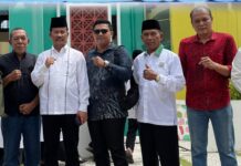 read news -Pemuda Karimun Sampaikan Dukungan ke HM Rudi Calon Gubernur Kepri HM Rudi (ketiga dari kiri) mendapatkan dukungan dari pemuda di Kairmun . (Foto : abdi perdana - batamtv.com)