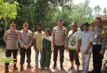 read news – Sri Hariyanto Warga Sungai Lekop Kurang Mampu dapat Bantuan Kapolres Bintan AKBP Riky Iswoyo S.I.K., M.M. menyampaikan pihaknya turun langsung ke lokasi bangunan rumah bantuan Kapolda Kepri untuk Sri Hariyanto yang merupakan salah satu warga masyarakat Sungai Lekop yang kurang mampu. (Foto : abdi perdana - batamtv.com)