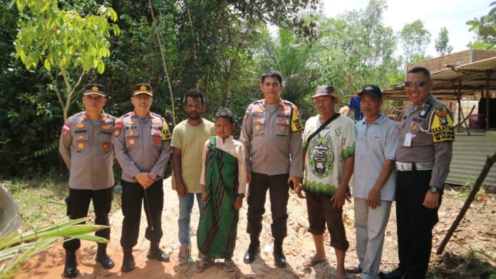Kapolres Bintan AKBP Riky Iswoyo S.I.K., M.M. menyampaikan pihaknya turun langsung ke lokasi bangunan rumah bantuan Kapolda Kepri untuk  Sri Hariyanto yang merupakan salah satu warga masyarakat Sungai Lekop yang kurang mampu. (Foto : abdi perdana - batamtv.com)