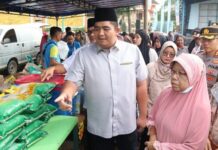 read news – Warga Bintan Saksikan Pawai Akbar di Tanjung Uban Bupati Roby mengatakan sesuai jadwal akan melepas pawai takbir Idul Fitri . (foto: abdi perdana - batamtv.com)