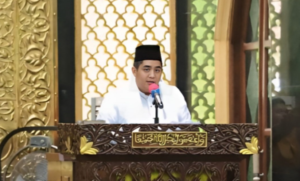 (Foto : abdi perdana - batamtv.com) Bupati Bintan Roby Kurniawan mengaja umat muslim di Bintan jaga silaturahmi . (Foto : abdi perdana - batamtv.com)