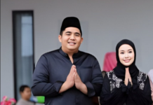 read news – Suasana Open House Idul Fitri di Kediaman Bupati Bintan Roby dan Hafizha tidak hanya menjamu tamu yang hadir, namun juga menghampiri mereka sambil berbincang santai untuk mempererat silaturahmi. (Foto : abdi perdana - abatamtv.com)