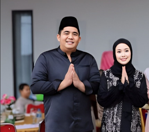 (Foto : abdi perdana - abatamtv.com) Roby dan Hafizha tidak hanya menjamu tamu yang hadir, namun juga menghampiri mereka sambil berbincang santai untuk mempererat silaturahmi. (Foto : abdi perdana - abatamtv.com)