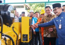read news – Listrik di Pulau Karas Kini Nyala 24 Jam Peresmian penyalaan 24 jam Sistem Kelistrikan PT. PLN (Persero) Sub ULP Karas, Kelurahan Karas, Kecamatan Galang, Kota Batam, dilakukan Gubernur Kepulauan Riau H. Ansar Ahmad Rabu (3/4). (Foto: muhammad amin - batamtv.com)