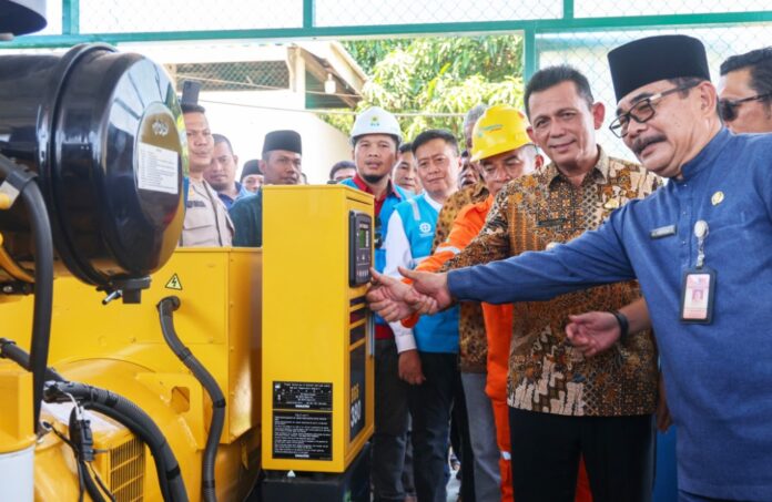 (Foto: muhammad amin - batamtv.com) Peresmian penyalaan 24 jam Sistem Kelistrikan PT. PLN (Persero) Sub ULP Karas, Kelurahan Karas, Kecamatan Galang, Kota Batam, dilakukan Gubernur Kepulauan Riau H. Ansar Ahmad Rabu (3/4). (Foto: muhammad amin - batamtv.com)