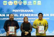 read news – Laporan Hasil Pemeriksaan Keuangan Pemkab Bintan Raih WTB Laporan Hasil Pemeriksaan Keuangan Pemkab Bintan tahun anggaran 2023 dengan Opini Wajar Tanpa Pengecualian (WTP) diserahkan langsung oleh Kepala BPK Perwakilan Prov Kepri Emmy Mutiarini SE Ak MSi CA CSFA ACP kepada Bupati Bintan Roby Kurniawan (kanan) (Foto : abyaqsa ramadan - batamtv.com)