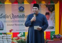 read nes – Roby Kurniawan Safari Ramadan di Masjid Al Falah Toapaya Asri Buoati Bintan Roby Kurniawan saat melakukan safari ramadahn di Masjid Al Falah Toapaya Asri (Foto : abdi perdana - batamtv.com)