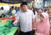 read news – Warga Bintan Nikmati Gerakan Pasar Murah Bupati Bintan Roby Kurniawan Bazar GPM ini akan berlangsung pukul 08.00 hingga 10.00 WIB di Lapangan Relief Antam Kijang, Senin (1/4/2024). (Foto : abdi perdana - batamtv.com)