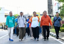 read news – Bersilaturahmi Dengan Sesama Alumni SMAN 2, Ini Pesan Ansar Gubernur Kepulauan Riau H. Ansar Ahmad melepas sekaligus mengikuti kegiatan jalan santai Ikatan Alumni SMAN 2 (Ilunisda) Tanjungpinang, Sabtu (13/04). Acara berlangsung di Lapangan Pamedan A. Yani, Tanjungpinang. (Foto : dwi susilo-batamtv.com)