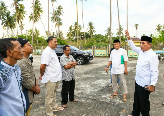 Gubernur Kepri Ansar Ahmad saat meninjau salah satu lapangan di Bintan Utara. (Foto : abdi perdana - batamtv.com)